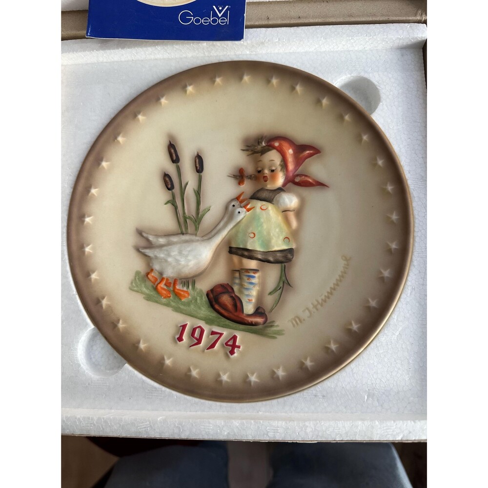 Vintage1974 Goebel M.J. Hummel Plate,  "Goose Girl" plate. with original box
